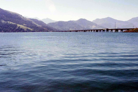 A ponte ferroviria que liga a ilha ao continente